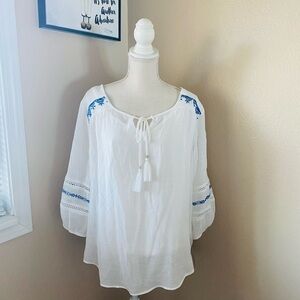 In Studio white peasant blouse with blue embroidery, Sz. 1X